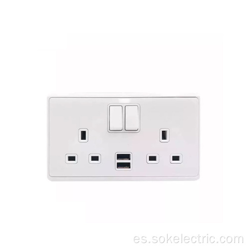 Tomas de corriente blancas con enchufes e interruptores USB